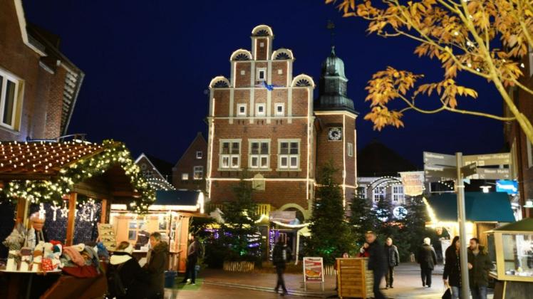 Viel Flair hat der Weihnachtsmarkt in Meppen. Er ist einer der ersten im Emsland und startete am 22. November 2021.