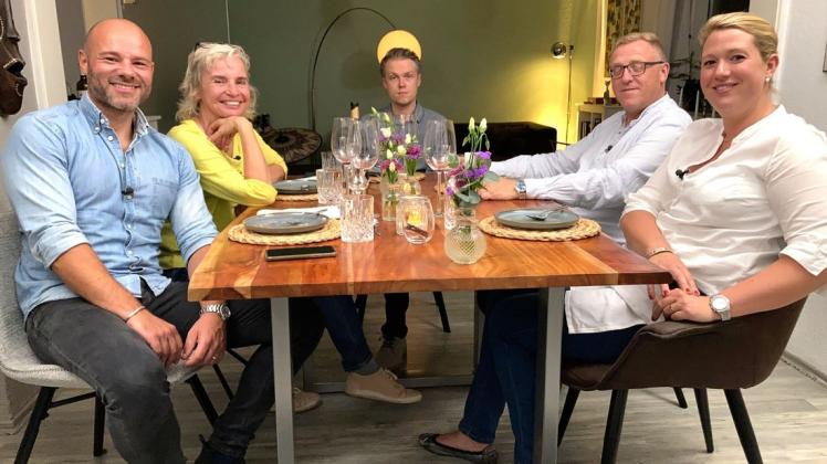 Am Dienstagabend wird auf VOX die Folge von "Das perfekte Dinner" ausgestrahlt, in der der gebürtige Meller Alexander Pohlmann (Mitte) kocht.