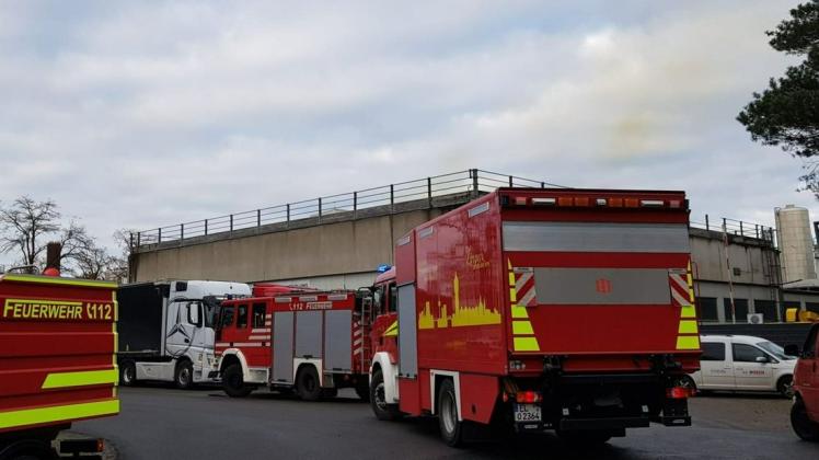 Mit mehreren Fahrzeugen ist die Feuerwehr vor Ort auf dem Betriebsgelände von Sonac.