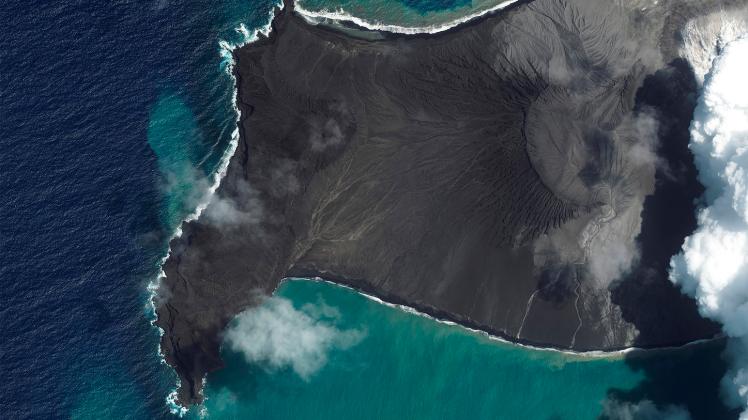 Die drei Bilder zeigen den Vulkan lange vor dem Ausbruch, kurz vor der Explosion und danach.