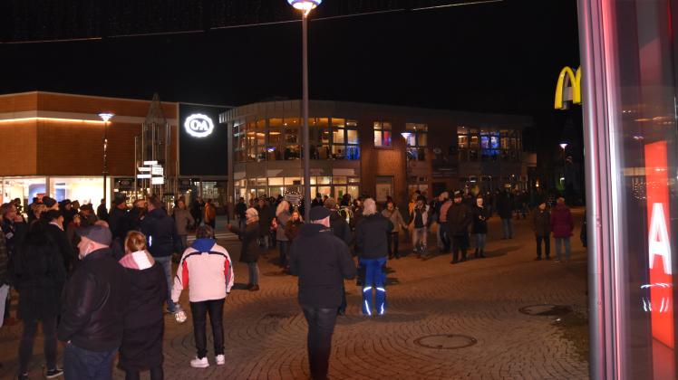 Auch auf dem Delmenhorster Marktplatz versammelten sich am Montag versprengte einzelne Gruppen der Corona-Protestler. Oft ohne Schutzmaske.