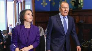 Baerbock in Moskau für baldige Friedensgespräche zu Ukraine
