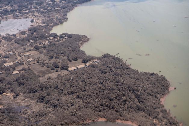 Das Foto aus der Luft zeigt, dass überall auf der Insel Asche liegt. 