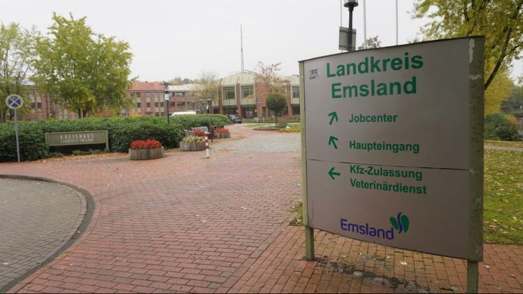 Im Kreishaus in Meppen können sich Menschen bei einer Sonderaktion ohne Termin gegen Corona impfen lassen (Archivbild).