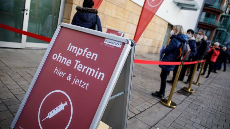 Zahlreiche Menschen kamen zur Impfaktion am Montag an der Kamp-Promenade in Osnabrück. Zahlreiche Menschen kamen zur Impfaktion am Montag an der Kamp-Promenade in Osnabrück.