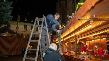 Sonntagabend war Schluss. Die Schausteller haben ihre Buden auf dem Osnabrücker Weihnachtsmarkt direkt abgebaut.