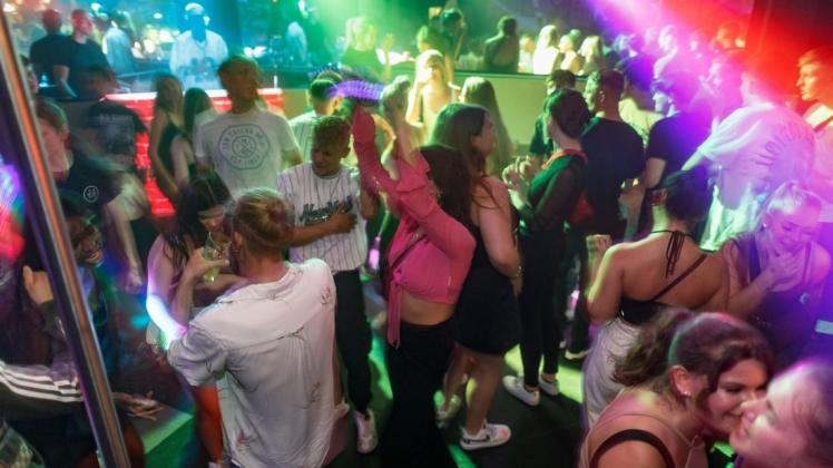 2000 Besucher einer Diskothek in Schüttorf mussten Samstagnacht nach Corona-Verstößen auf Anweisung des Ordnungsamtes das Lokal verlassen. (Symbolfoto)