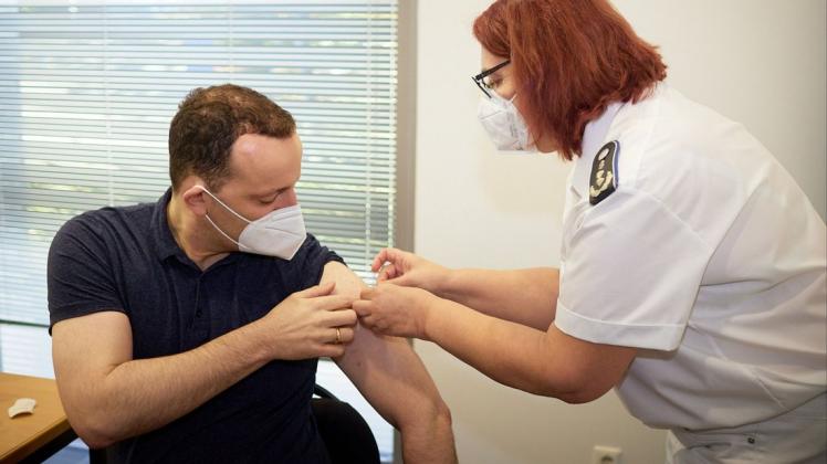 Bundesgesundheitsminister Jens Spahn (CDU) hat Ende Oktober seine Auffrischungsimpfung gegen das Coronavirus erhalten. Eine allgemeine Impfpflicht lehnt der CDU-Politiker ab.