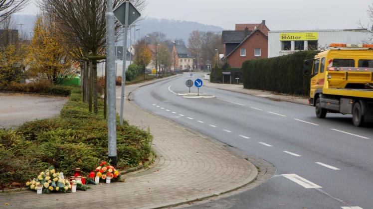 Die Unfallstelle an der Hagener Hüttenstraße war schon am Wochenende mit Blumen und Grableuchten geschmückt.