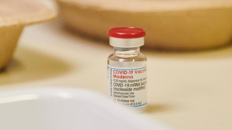 Mit 35 Millionen Impfdosen von Moderna will Karl Lauterbach die Booster-Kampagne rund um den Jahreswechsel auf einem hohen Niveau halten.