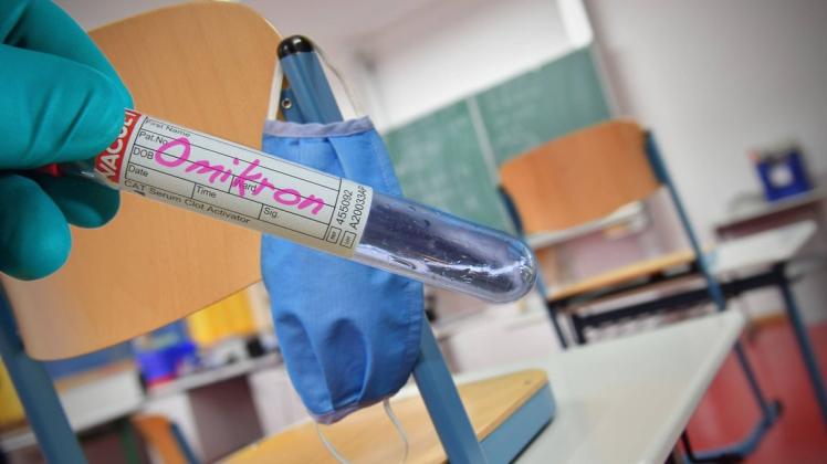 FOTOMONTAGE:Themenbild Schulunterricht mit der Omikron Covid-19 Variante (Symbolfoto). Leeres Klassenzimmer, die Stuehle Der Unterricht in Stadt und Landkreis Osnabrück hat gerade erst wieder begonnen, aber er startet mit der Hypothek hoher Corona-Fallzahlen unter Schülern. (Symbolfoto)