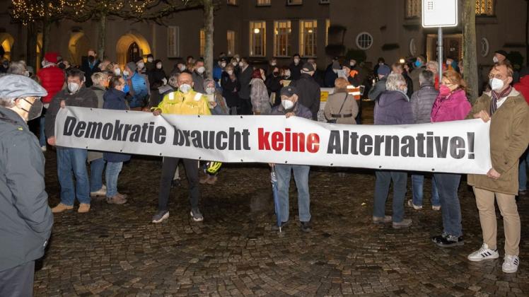 Laut Polizei waren es rund 120 Delmenhorster, die dem Aufruf des Breiten Bündnisses gegen Rechts folgten. Laut Polizei waren es rund 120 Delmenhorster, die dem Aufruf des Breiten Bündnisses gegen Rechts folgten.