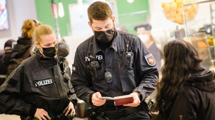 Wer darf was in Niedersachsen? Polizei-Stichprobe von Gesundheitsdaten in einem Restaurant.