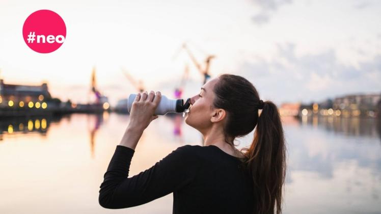 Unterwegs genug zu trinken, ist oft schwer (Symbolbild). Unterwegs genug zu trinken, ist oft schwer (Symbolbild).