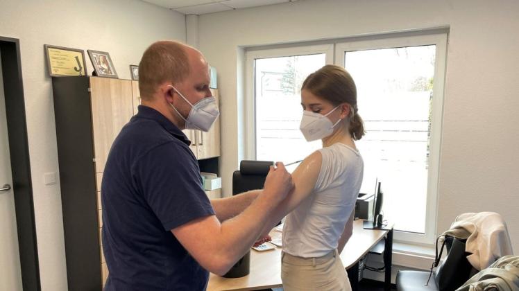 Ganz spontan gab es auch für die Reporterin eine Auffrischimpfung von Dr. Florian Balkau.