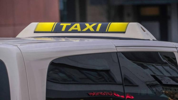 Wer in der Silvesternacht ein Taxi bestellen möchte, muss trotz Kontaktbeschränkungen mit Wartezeiten rechnen. Wer in der Silvesternacht ein Taxi bestellen möchte, muss trotz Kontaktbeschränkungen mit Wartezeiten rechnen.