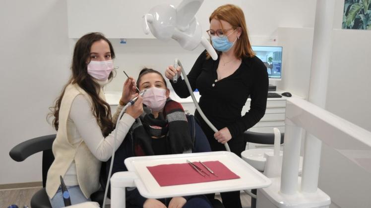 Arbeitsschritte am Behandlungsstuhl demonstrieren (von links) Ilirjana Quni, Vasiliky Halos und Janine Neusinger.