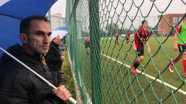 Ex-VfL-Profi Harun Isa schaut das Spiel der U16 von Shkëndija Tetovo, in der sein jüngster Sohn kickt.