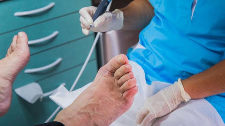 Podologen kümmern sich um menschliche Füße – was bei vielen älteren Menschen, aber zum Beispiel auch bei jüngeren Patienten mit Diabetes ausgesprochen wichtig ist. (Symbolfoto)