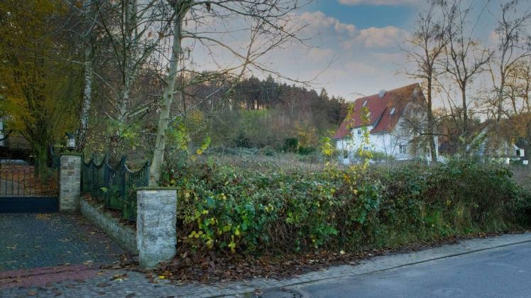 Für dieses noch freie Grundstück Nr. 13 "Auf der Breede" in Bad Essen ist eine Bebauung mit einem Mehrfamilienhaus vorgesehen. Dagegen hat sich Widerstand der Nachbarschaft formiert.