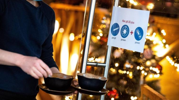 Wer ins Restaurant oder Café möchte, muss künftig neben seinem Testnachweis auch einen tagesaktuellen Negativtest vorlegen. Der entfällt, wenn die Boosterimpfung ebenfalls erfolgt ist.