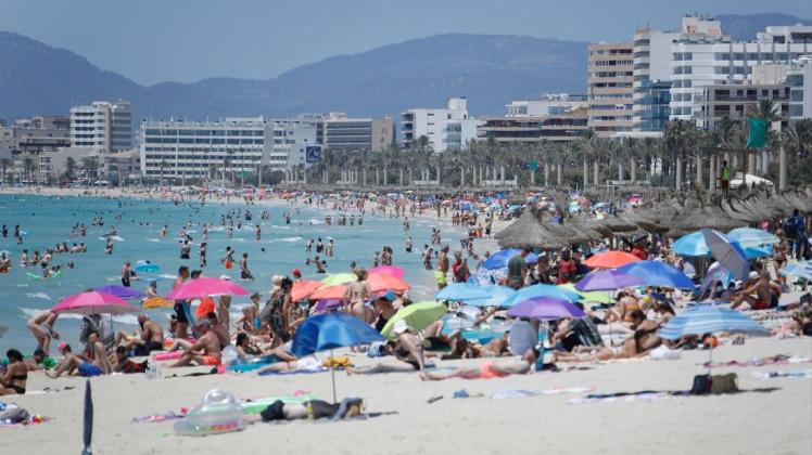 Der Flughafen Münster/Osnabrück rechnet im Sommer 2022 (dieses Bild zeigt den Strand von Arenal im Sommer 2021) mit deutlich mehr Mallorca-Urlaubern.