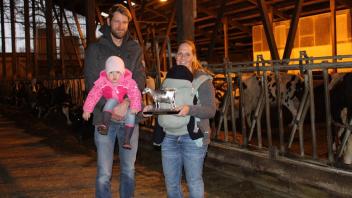 Thomas und Carolin Konersmann freuen sich mit ihren Kindern über die "Silberne Olga" und den 2. Platz beim Milchlandpreis.