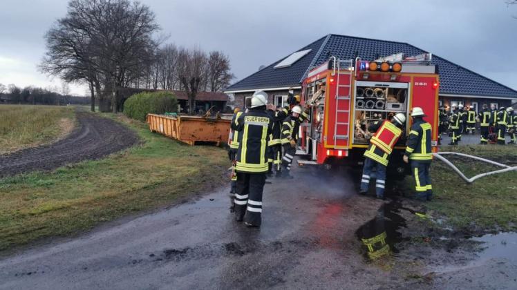 Mehrere Feuerwehrfahrzeuge waren am Mittwoch in Osterbrock im Einsatz.