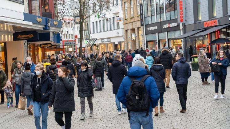 Bereits am ersten Tag nach dem Weihnachtsfest war – wie hier zu sehen – einiges los in der Osnabrücker Innenstadt. Viele nutzten die freien Tage zum Shoppen und vielleicht auch, um geschenkte Gutscheine einzulösen.