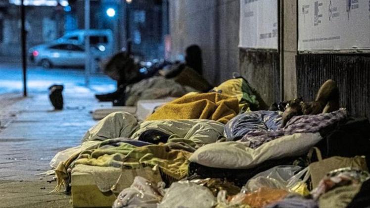 Obdachlose Menschen liegen unter einer Brücke am Bahnhof Zoo. Obdachlose Menschen liegen unter einer Brücke am Bahnhof Zoo.
