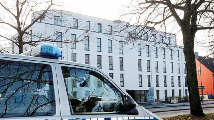 Ein Polizeifahrzeug steht vor dem Gebäude der neuen Dienststelle „Siko Ruhr“, der „Sicherheitskooperation Ruhr zur Bekämpfung der Clankriminalität“ in Essen. 