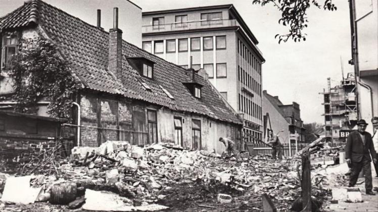 Ungewöhnlicher Blick auf die Lange Straße: 1967 war in Höhe der Schulstraße ein Haus abgerissen worden. 