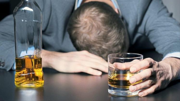 Jeder zehnte Arbeitnehmer hat einen riskanten Alkoholkonsum, wie der Gesundheitsreport der DAK ergeben hat. Symbolfoto: imago/Panthermedia/Ronstik