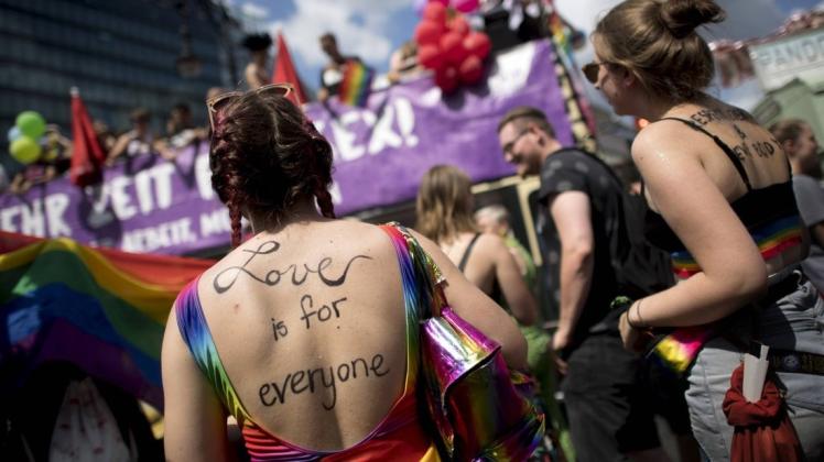 Schrill-bunte Klamotten und Ausgelassenheit – das gab es auch diesmal bei der schwul-lesbischen Gedenkparade Christopher Street Day in Berlin. 