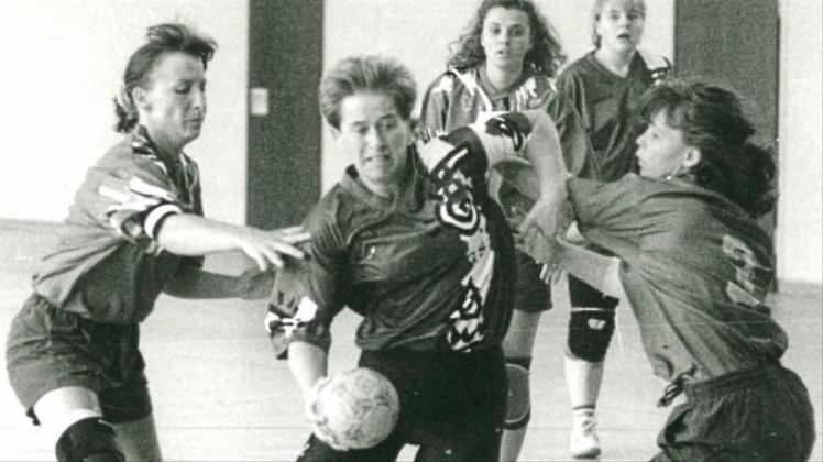 Kampf um den Handball zwischen dem TSV Ganderkesee und dem HC Emden. 