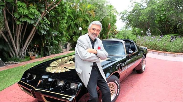 Burt Reynolds mit seinem Pontiac Trans Am. 