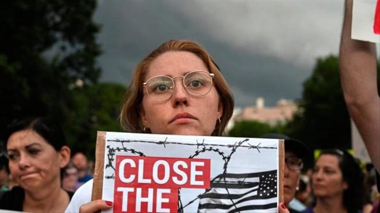 „Close The Camps“, steht auf vielen Protestschildern von Demonstranten, die die Schließung der Migrantenlagern vor dem Weißen Haus in Washington einfordern. Foto: Carol Guzy/ZUMA Wire