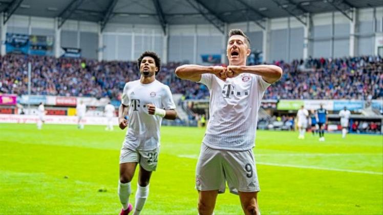 Robert Lewandowski (r) und Serge Gnabry trafen für die Bayern in Paderborn. 