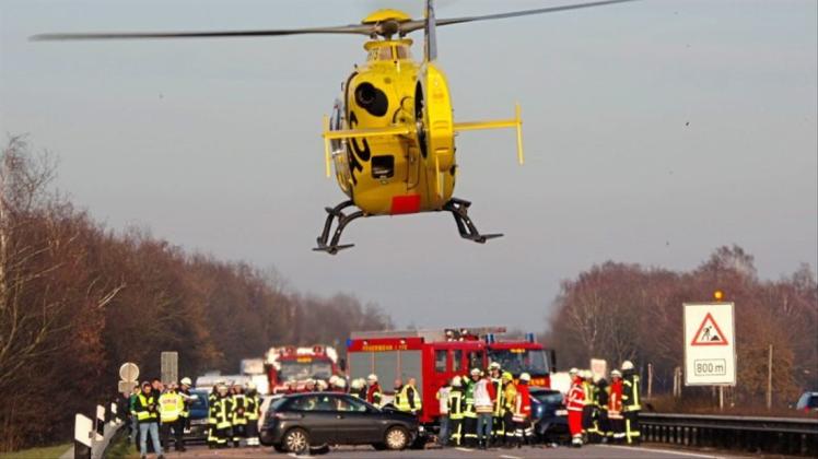 Drei Rettungshubschrauber wurden bei dem Geisterfahrer-Unfall auf der A1 eingesetzt, um die zum Teil lebensgefährlich Verletzten zu Krankenhäusern zu bringen. Drei Rettungshubschrauber wurden bei dem Geisterfahrer-Unfall auf der A1 eingesetzt, um die zum Teil lebensgefährlich Verletzten zu Krankenhäusern zu bringen.
