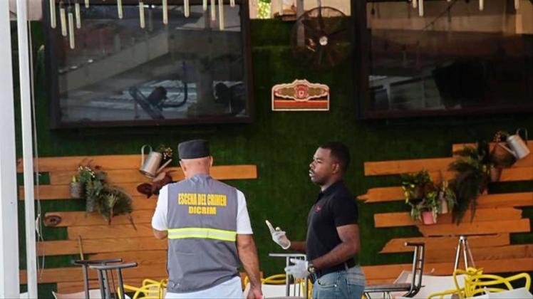 Polizisten suchen Spuren in der Bar in Santo Domingo. 