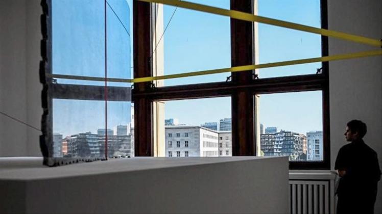 Ein Werk des Künstlers Jose Davila in der Ausstellung „Durch Mauern gehen“. 