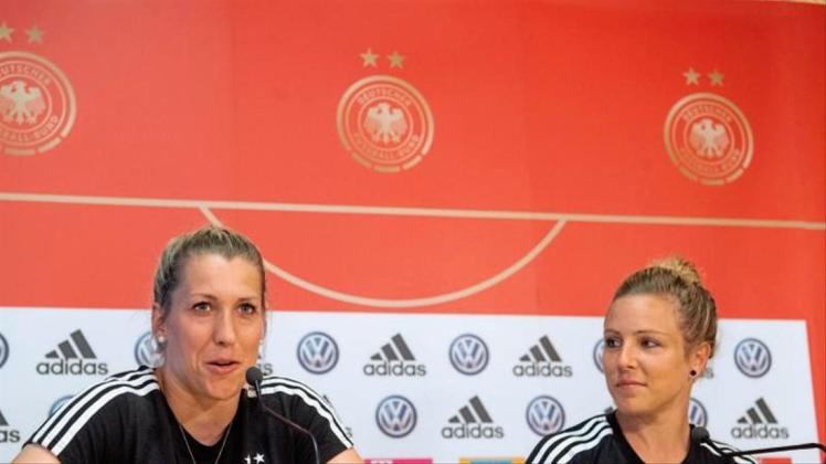 Die Nationalspielerinnen Verena Schweers (l) und Svenja Huth bei der DFB-Pressekonferenz in Grenoble. 