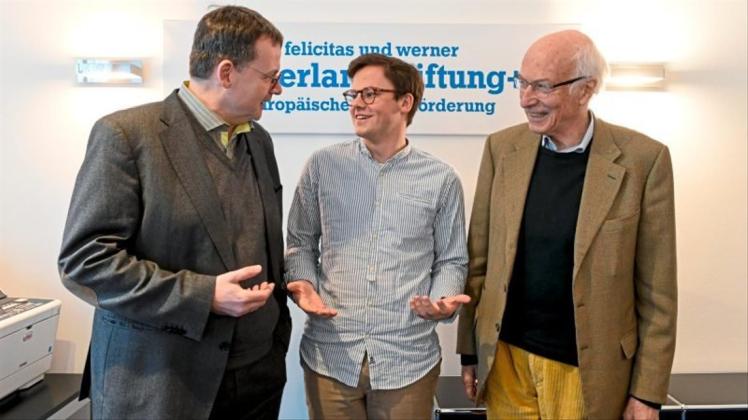 Stipendiat Tim Kniepkamp erzählt Zis-Leiter Bernhard Bueb (rechts) und Felix Osterheider von seinem Finnland-Abenteuer. 