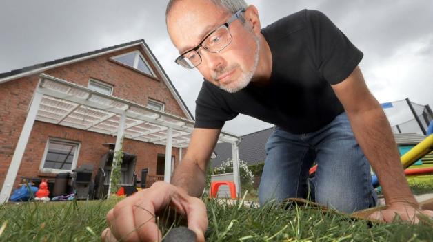 Erik Due-Hansen hat den Meteoriten "Flensburg" in seinem Garten gefunden.