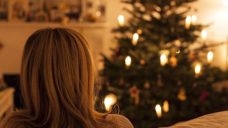 Allein am Christbaum – für viele ist das 2021 Realität. Sie können coronabedingt ihre Familien im Ausland an Weihnachten nicht besuchen.