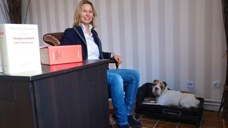 Für Rechtsanwältin Britta Tornow ist ihre „tierische“ Partnerin Mao, eine Mischlingshündin aus Französischer Bulldogge und Shar-Pei, eine echte Bereicherung in ihrer Kanzlei am Natruper Holz in Osnabrück. Foto: Carolin Hlawatsch