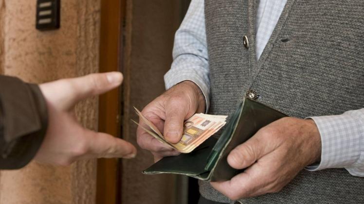 Trickbetrüger machen zurzeit "Jagd" auf das Geld von Rentnern.