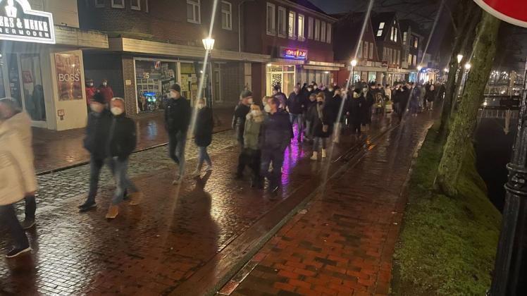 Bis zu 250 Menschen "spazierten" am Abend gegen die Corona-Maßnahmen um den Hauptkanal in Papenburg.