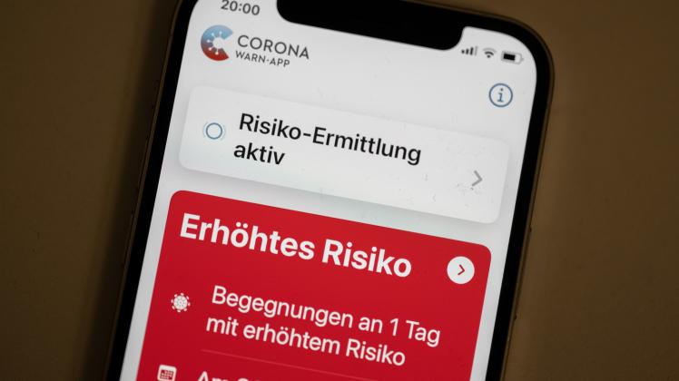 Durch die Omikron-Welle zeigt die Corona Warn-App bei vielen Nutzern die rote Warnkachel an. Doch wie hilfreich ist die Warnung noch?