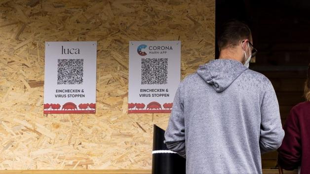 Teilweise bieten Betreiber unterschiedliche QR-Codes für Luca-App und Corona-Warn-App an – dabei kann die Warn-App auch die meisten Luca-Codes lesen und damit Nutzer einchecken. (Archivfoto) Teilweise bieten Betreiber unterschiedliche QR-Codes für Luca-App und Corona-Warn-App an – dabei kann die Warn-App auch die meisten Luca-Codes lesen und damit Nutzer einchecken. (Archivfoto)